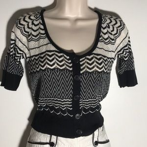 Short Sleeve Black and White Crotched Sweater
